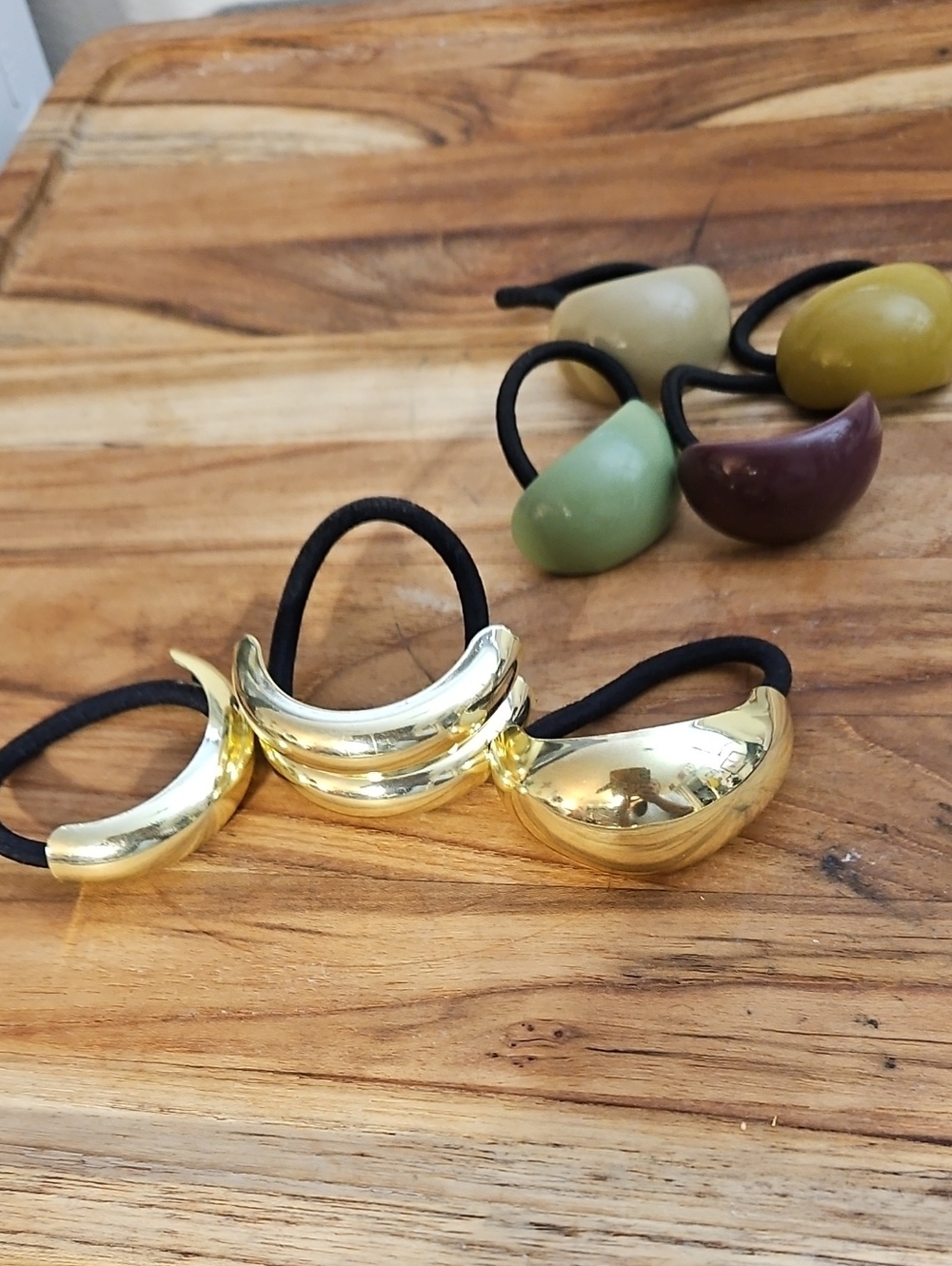 Set of 3 metal and 4 plastic hair ties